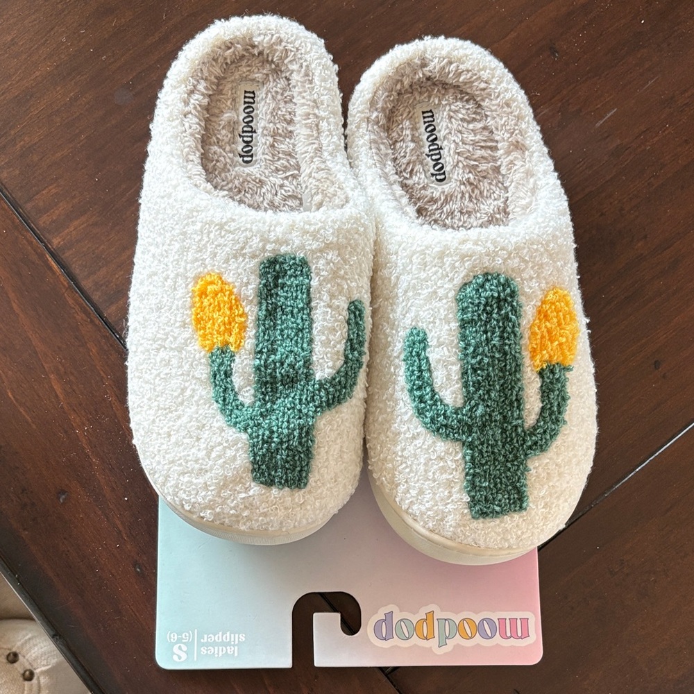 NWT Cozy Cactus Slippers Womens Small